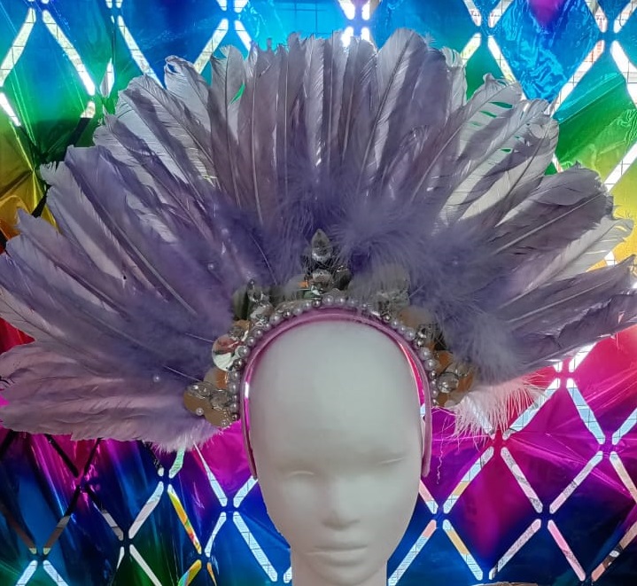 Vincha con plumas y gemas